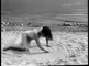 BP350_vrouw danst verleidelijk op strand